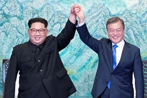 Tổng thống Hàn Quốc Moon Jae-in (phải) và nhà lãnh đạo Triều Tiên Kim Jong-un tại cuộc gặp ở làng đình chiến Panmunjom ngày 27-4. Nguồn: TTXVN