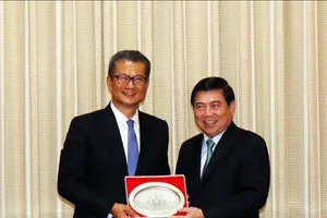 Chủ tịch UBND TPHCM Nguyễn Thành Phong đã có buổi tiếp ông Trần Mậu Ba, Cục trưởng Cục Tài chính Hồng Công, Trung Quốc. Ảnh: TTXVN