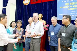Các chuyên gia trao đổi trước giờ khai mạc hội nghị Ảnh: DŨNG PHƯƠNG