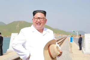 Lãnh đạo Triều Tiên Kim Jong-un thị sát tuyết đường sắt nối Koam với Dapchon ở Triều Tiên hồi tháng 5. Ảnh: KCNA