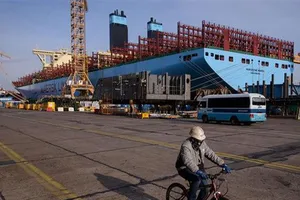 Một tàu chở hàng container đang được đóng mới tại xưởng đóng tàu của Daewoo DSME ở Okpo, cách thành phố Busan khoảng 60km về phía Nam. Nguồn: TTXVN
