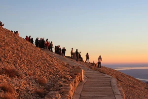 Lên núi Nemrut ngắm hoàng hôn