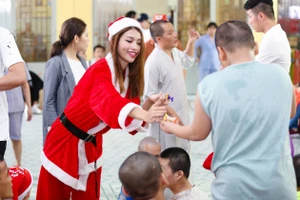 Bạn trẻ đóng vai bà già Noel làm thêm cuối năm