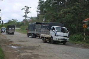 Mặt đường xấu nên các phương tiện rất vất vả để tránh nhau trên đèo Mimosa. Ảnh: ĐOÀN KIÊN