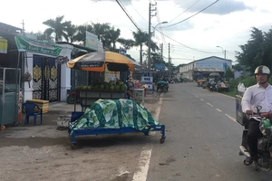 Người dân phát hiện, thông tin cho chính quyền về các ki-ốt xây dựng sai phép trên đường Lê Thị Kim