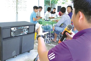 Thuê dàn karaoke hay loa kéo phục vụ tiệc tùng gây nỗi ám ảnh của cư dân đô thị. Ảnh: DŨNG PHƯƠNG