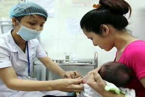 Trẻ bị phản ứng sau tiêm vaccine: Không nên hoang mang