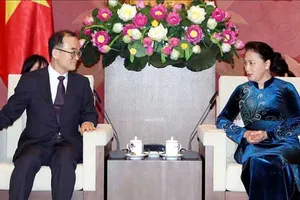 Chủ tịch Quốc hội Nguyễn Thị Kim Ngân và Viện trưởng Viện Công tố tối cao Hàn Quốc Moon Moo-il. Ảnh: TTXVN