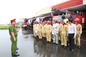 Thượng tá Huỳnh Quang Tâm kiểm tra công tác PCCC  tại Cảng hàng không quốc tế Tân Sơn Nhất