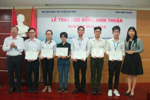 Trao 11 suất học bổng cho sinh viên vượt khó học giỏi