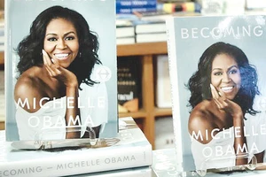 Hồi ký của bà Michelle Obama bán chạy kỷ lục 