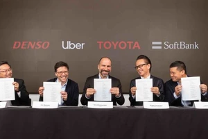  CEO Uber Dara Khosrowshahi và các đối tác tại buổi ký kết thỏa thuận đầu tư. ẢNH: UBER