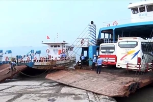 Lượng hành khách và phương tiện qua lại bến phà Gót, Hải Phòng hàng ngày rất đông