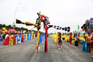 Diễu hành Carnaval tưng bừng bên bờ biển Bãi Cháy