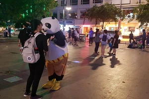 Bạn trẻ trong trang phục mascot tại Phố đi bộ Nguyễn Huệ 