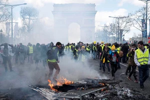 Người biểu tình phe Áo vàng đốt các rào chắn trên đại lộ Champs-Elysees tại thủ đô Paris, Pháp, ngày 16-3-2019. (Ảnh: THX/TTXVN)