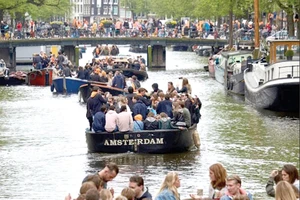 Amsterdam quá tải du khách