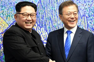 Lãnh đạo Triều Tiên Kim Jong Un và Tổng thống Hàn Quốc Moon Jae In. Ảnh: REUTERS