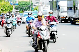 Phạt nặng việc vừa chạy xe vừa sử dụng điện thoại