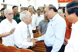 Thủ tướng Nguyễn Xuân Phúc gặp gỡ cử tri tại buổi tiếp xúc. Ảnh: TTXVN