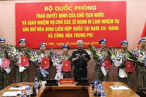 Thượng tướng Nguyễn Chí Vịnh trao quyết định của Chủ tịch nước cho 7 sĩ quan đi làm nhiệm vụ gìn giữ hòa bình tại Nam Sudan và Cộng hòa Trung Phi.