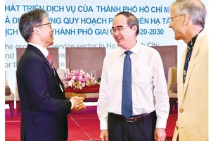 Bí thư Thành ủy TPHCM Nguyễn Thiện Nhân trao đổi cùng các đại biểu dự hội thảo. Ảnh: VIỆT DŨNG