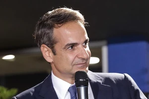 Thủ tướng đắc cử Kyriakos Mitsotakis phát biểu tại Athens, Hy Lạp. Ảnh: TTXVN