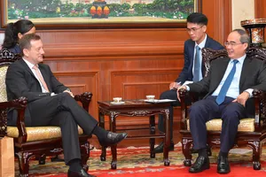 Bí thư Thành ủy TPHCM Nguyễn Thiện Nhân tiếp ông Bertrand Lortholary, Đại sứ Pháp tại Việt Nam. Ảnh: VIỆT DŨNG