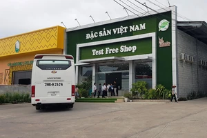 Điểm bán hàng “núp bóng” phục vụ khách Trung Quốc