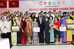 Lãnh đạo TPHCM cùng các gia đình Việt và sinh viên Lào tại buổi gặp mặt