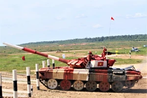 Đội tuyển Việt Nam thi đấu nội dung Tank Biathlon. Ảnh: TTXVN