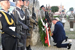 Tổng thống Ba Lan Andrzej Duda (phía trước) và Tổng thống Đức Frank-Walter Steinmeier (phía sau) đặt hoa tưởng nhớ các nạn nhân tại lễ tưởng niệm nhân dịp 80 năm ngày nổ ra Chiến tranh Thế giới 2. Ảnh: TTXVN