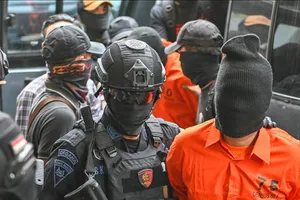 Cảnh sát Indonesia bắt giữ các nghi can khủng bố có liên hệ với tổ chức Nhà nước Hồi giáo (IS) tự xưng, tại Jakarta ngày 17-5-2019. Ảnh: TTXVN