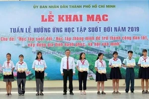 Các em học sinh được nhận học bổng khuyến học tại chương trình. Ảnh: TTXVN