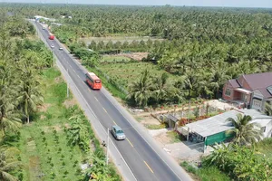 Đường BOT qua thị xã Cai Lậy, tỉnh Tiền Giang. Ảnh: THÀNH TRÍ