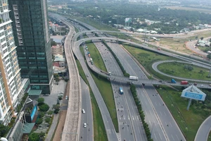 Metro Bến Thành - Suối Tiên đoạn qua quận 2. Ảnh: CAO THĂNG