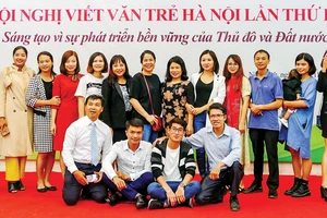 Các thế hệ học viên của Trường Viết văn Nguyễn Du tề tựu nhân dịp kỷ niệm 40 năm ngày thành lập trường. Ảnh: GIA HÀ