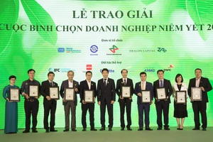 Đại diện Hòa Bình nhận giải báo cáo thường niên 2019