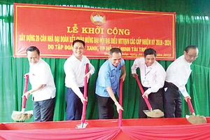 Các lãnh đạo, đại biểu tỉnh Hậu Giang và đại diện Tập đoàn Đất Xanh tại Lễ khởi công xây dựng nhà “Đại đoàn kết” tại huyện Vị Thủy, tỉnh Hậu Giang