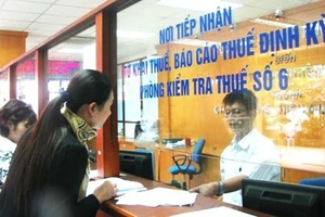 Được cưỡng chế nợ thuế bằng cách khấu trừ lương