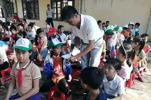 Tặng 300 suất học bổng cho học sinh nghèo