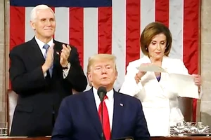 Khi Tổng thống Donald Trump kết thúc Thông điệp liên bang thì ở phía sau, Chủ tịch Hạ viện Nancy Pelosi xé tài liệu này