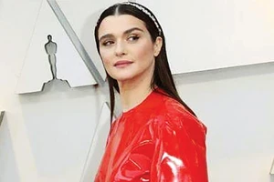 Rachel Weisz với bộ đồ bằng chất liệu tương tự tại lễ trao giải Oscars