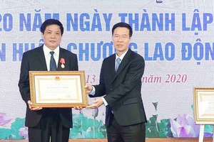 Đồng chí Võ Văn Thưởng trao Huân chương Lao động hạng ba cho Tổng Biên tập Báo điện tử Đảng Cộng sản Việt Nam Trần Doãn Tiến. Ảnh: TTXVN