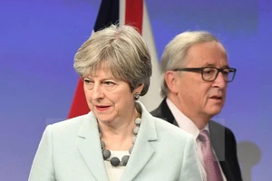 Thủ tướng Anh Theresa May (trái) và Chủ tịch Ủy ban Châu Âu Jean-Claude Juncker trong một cuộc gặp tại Brussels (Bỉ). (Nguồn: TTXVN
