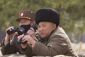 Chủ tịch Kim Jong-un thị sát một cuộc diễn tập. Nguồn: AP