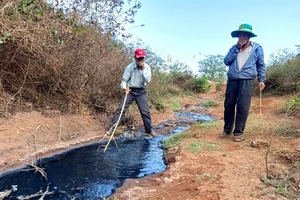 Nước thải được xả ra từ đường cống thoát nước trong CCN Tân An 