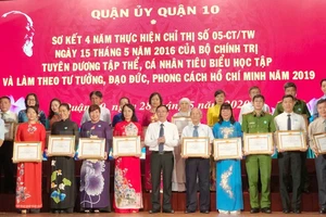 Bí thư Quận ủy Quận 10 Đặng Quốc Toàn tuyên dương các tập thể tiêu biểu