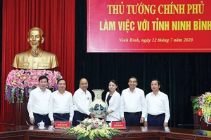 Thủ tướng Nguyễn Xuân Phúc tặng quà lưu niệm cho tỉnh Ninh Bình. Ảnh: TTXVN