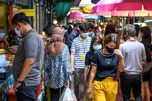 Người dân đeo khẩu trang phòng lây nhiễm COVID-19 khi mua sắm tại một khu chợ ở Bangkok, Thái Lan. Nguồn: TTXVN